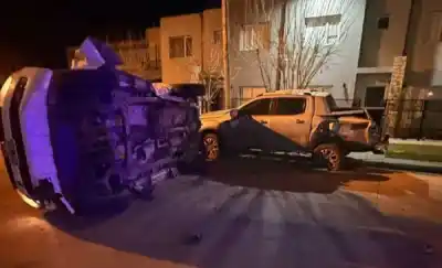 Se fugó de la Policía, chocó cuatro autos y volcó: lo que encontraron después te va a sorprender
