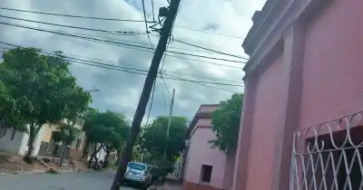 Un poste a punto de caer en Adán Quiroga y General Navarro: vecinos claman por una solución
