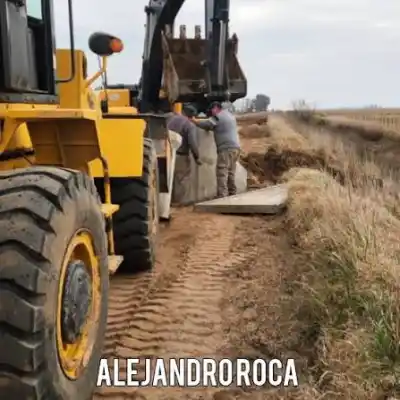 Con maquinaria propia, el Consorcio N°1 de Alejandro Roca intervino en cuatro caminos clave