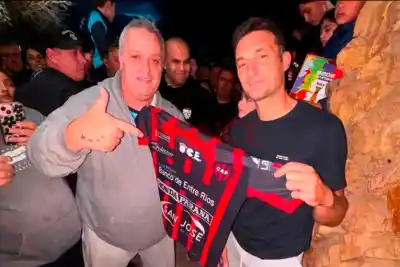 Viajó a Pujato con su hijo y lo que Scaloni hizo con la camiseta de Patronato lo dejó sin palabras