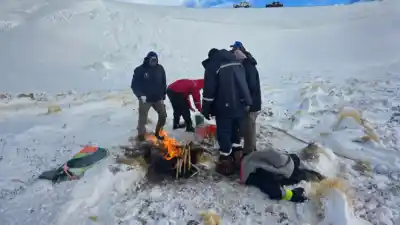 Enterrado en la nieve para sobrevivir: la insólita técnica de un minero perdido en la Puna