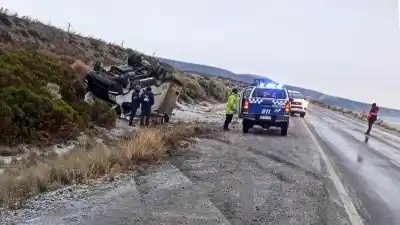 Un furgón Iveco volcó por la escarcha en la Ruta 3: el conductor contó la maniobra que evitó una tragedia