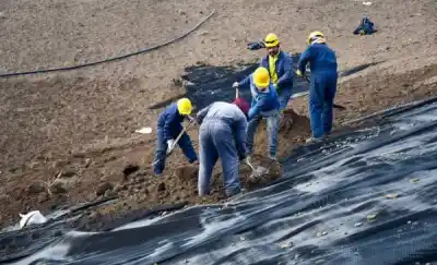 Avance clave en Esquel: colocan la membrana protectora del nuevo módulo de GIRSU