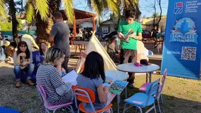 ¿Un plan para el finde? La Plaza Grigera se llena de libros y teatro gratis