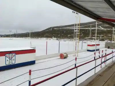 La nieve tiñó de blanco las canchas de Comodoro: las postales que parecen de otro continente