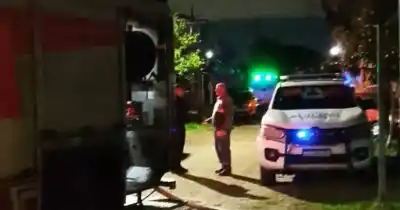 Incendio en Bernal Oeste: un auto con GNC explotó y el frente de una casa quedó carbonizado