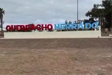 Así quedó el nuevo portal de ingreso a Quebracho Herrado: letras corpóreas y una ermita