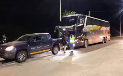 Hallaron un micro con las salidas de emergencia bloqueadas y mercadería en los asientos: lo que descubrió la CNRT en la ruta