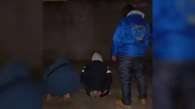 A plena luz del día: tres delincuentes asaltaron un comercio y escaparon en moto, pero no llegaron lejos