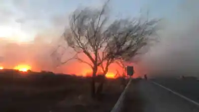 El fuego arrasa Volcán: ruta cortada y llamas imparable