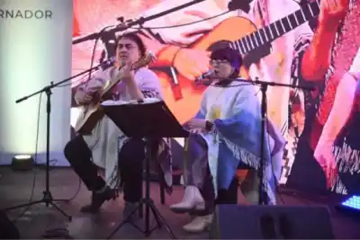 Con folclore y emoción: el Dúo Kundalini llevó la música de Santa Cruz a la Expo Rural de Palermo