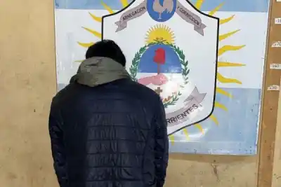 Rompió vidrios de dos autos en plena mañana y lo atraparon con un arma blanca