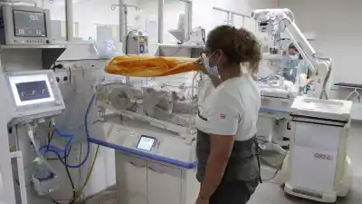Salvaron a un bebé de 6 días con una cirugía cardíaca de urgencia en plena Terapia Intensiva