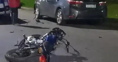 Chocó en moto, terminó herido y los médicos descubrieron lo que escondía