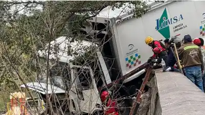 Camión de LIMSA destrozó el paredón del Xibi Xibi y quedó colgado en el vacío