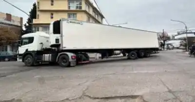 Un camión se quedó varado en pleno centro de San Rafael y el tránsito se volvió un caos