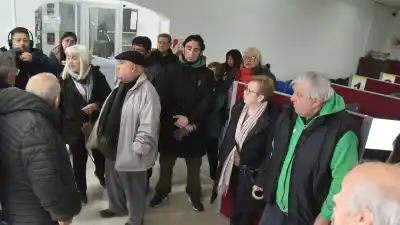 Bajo la lluvia y sin autoridades: jubilados tomaron la agencia del PAMI en Caleta Olivia
