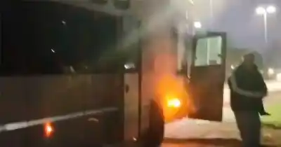 Humo y tensión en la ruta: un micro se incendió camino a La Plata y los pasajeros vivieron momentos de pánico