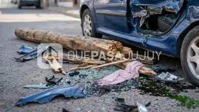Le apretó el cuello a su pareja, atacó a su cuñada y después destrozó el auto a palazos