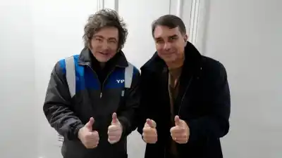 Milei aterriza en Brasil con una misión: apuntalar la candidatura de Flávio Bolsonaro