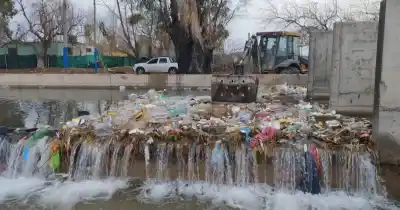 Colchones, pañales y cubiertas: la basura que no se va de los canales de San Juan
