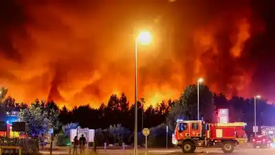 Incendios arrasan el sur de Europa: miles huyen de las llamas y hay bomberos muertos