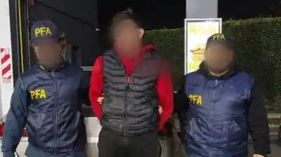 Lo buscaban por un crimen brutal y lo atraparon en un kiosco: el detalle que lo delató
