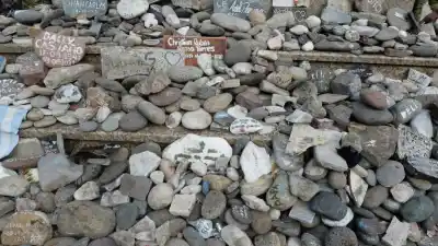 Volvieron a colocar las piedras del memorial del COVID en Plaza de Mayo y el emotivo detalle que nadie esperaba
