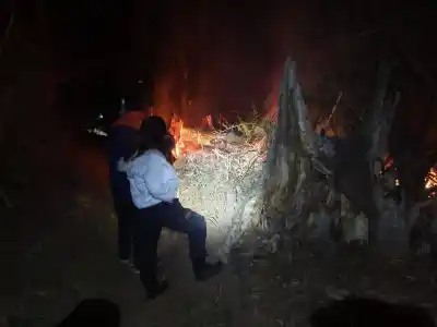 Alarma en Aminga: el fuego acechó en pleno centro y la rápida acción de bomberos evitó una tragedia