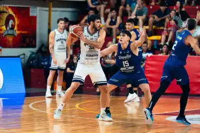 El Toro Acuña llega a Regatas: el experimentado pivote que promete hacer ruido en la Liga Nacional