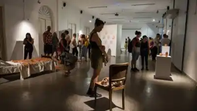 Llega a Paraná una muestra que invita a reflexionar sobre la ausencia y el deseo