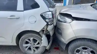 Chocó un auto estacionado, amenazó al dueño y escapó delante del inspector: la insólita fuga en el barrio Gorriti