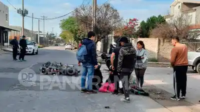 Impactante choque entre dos motos en Santa Lucía: dos heridos y una maniobra que salió mal