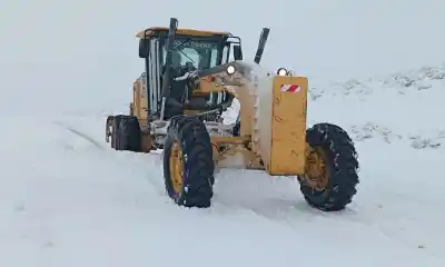 Alerta en el sur de Chubut: hielo y nieve complican las rutas y un camión con gas volcó