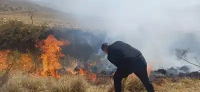 Alerta en los Valles: bomberos y docentes evitaron que un incendio llegara a una escuela