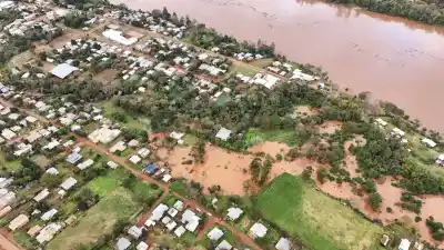 El río Uruguay no da tregua: 41 familias evacuadas en El Soberbio y el agua sigue subiendo