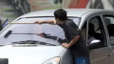 En pleno semáforo: lo atraparon limpiando vidrios y terminó detenido