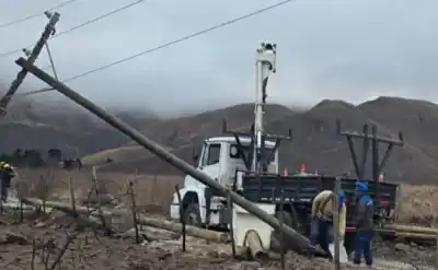 El fuego arrasó con los postes y EJESA trabajó contra reloj para devolver la luz en Volcán