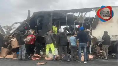 Un camión con carne se incendió en la ruta 9 y cientos de personas llegaron a saquear la carga