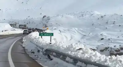 Camioneros varados: San Luis sale al rescate en la Ruta 7 tras el temporal de nieve