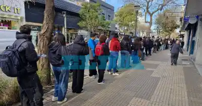 VIDEO. Dos cuadras de cola en La Plata por un solo puesto: la postal que retrata la crisis laboral