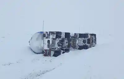La nieve y el hielo lo vencieron: volcó un camión con gas licuado en la Ruta 260