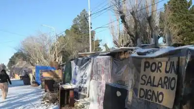El acampe policial en Santa Cruz que no cede: 45 días de protesta y un reclamo que desafía al gobernador Vidal