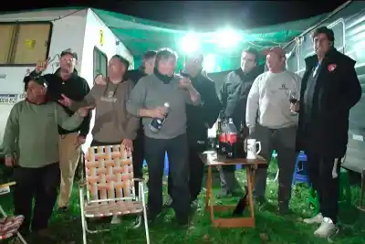 A un mes del TC en Paraná: la peña "Vino Tinto" ya armó su campamento