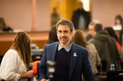 El diputado que confundió el cargo, miró el celular y terminó donando un kilo de lana