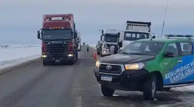 Santa Cruz blindó sus rutas: nieve y hielo obligan a restringir la circulación