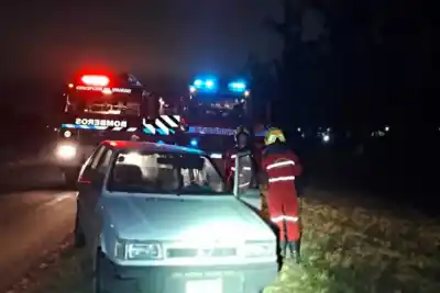 Un camión perdió hierros en la Ruta 39 y un auto quedó incrustado: el conductor fue rescatado