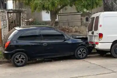 Lo balearon en pleno centro y el auto quedó destrozado: la interna de la barra de Colón está que arde
