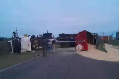Se despistó y volcó en la Ruta 18: llevaba arroz y terminó sobre la calzada