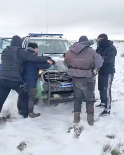 Merodeaban en moto por campos de Pico Truncado: un desperfecto los delató